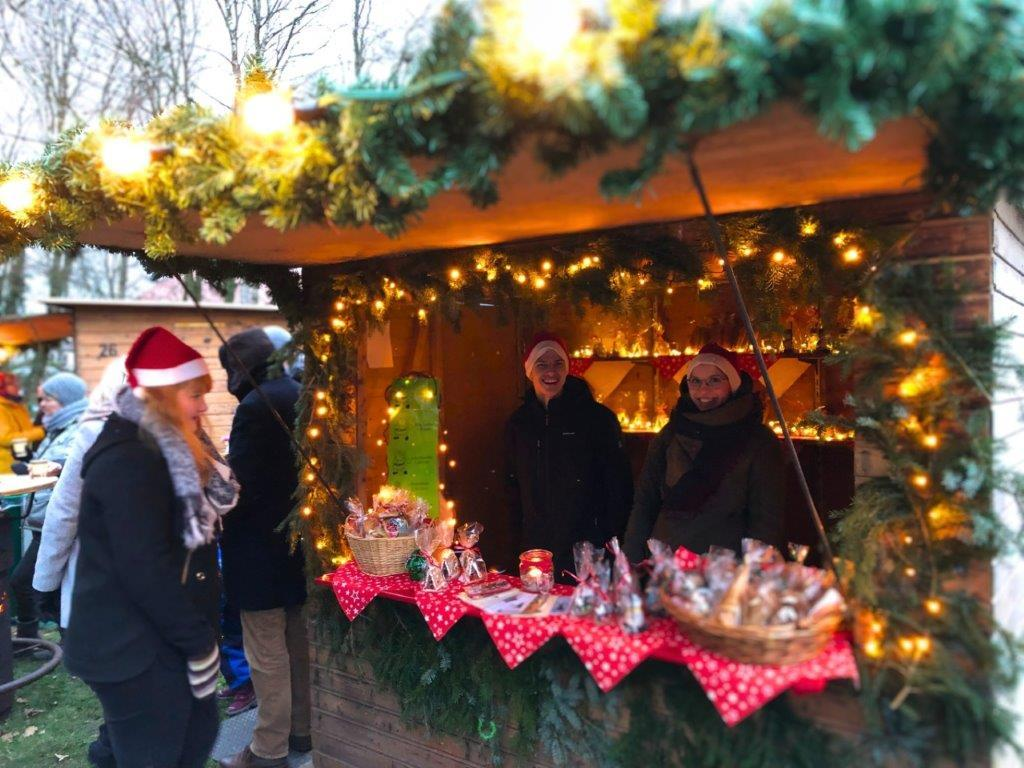 „Gebrannte Mandeln, Mutzenmandeln und andere süße Leckereien versüßen den Besuch auf dem Neuenburger Weihnachtsmarkt.“ Bild: Veranstalter