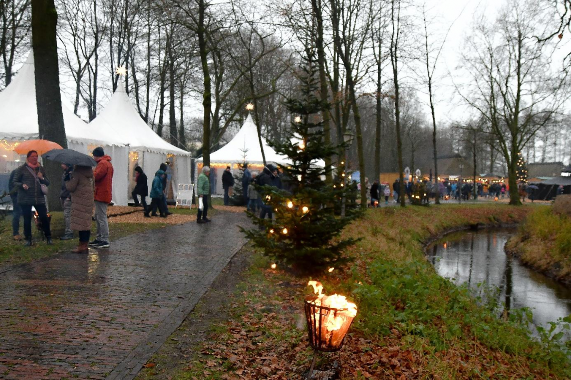 Rund um das Schloss laden stimmungsvolle Pagodenzelte zum Schlendern, Stöbern und Genießen ein. Archivbild: Gösta Berwing