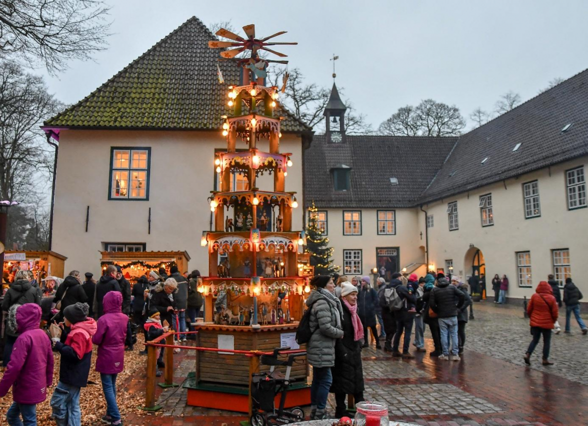 Die festlich erleuchtete Weihnachtspyramide auf dem Schlossplatz ist ein funkelnder Blickfang des Neuenburger Weihnachtsmarktes<br/>Archivbild: Gösta Berwing