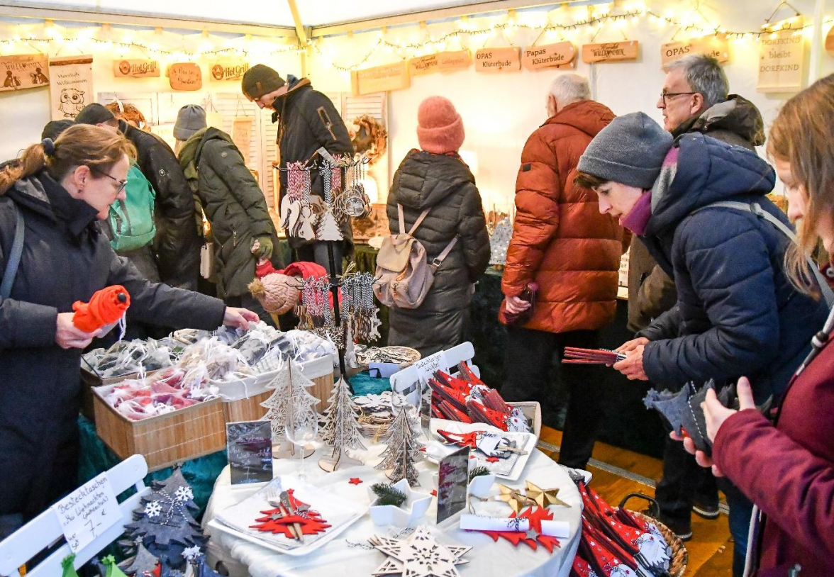 In den Pagodenzelten können die Gäste kunsthandwerkliche Unikate und liebevoll gestaltete Geschenkideen entdecken. Archivbild: Gösta Berwing