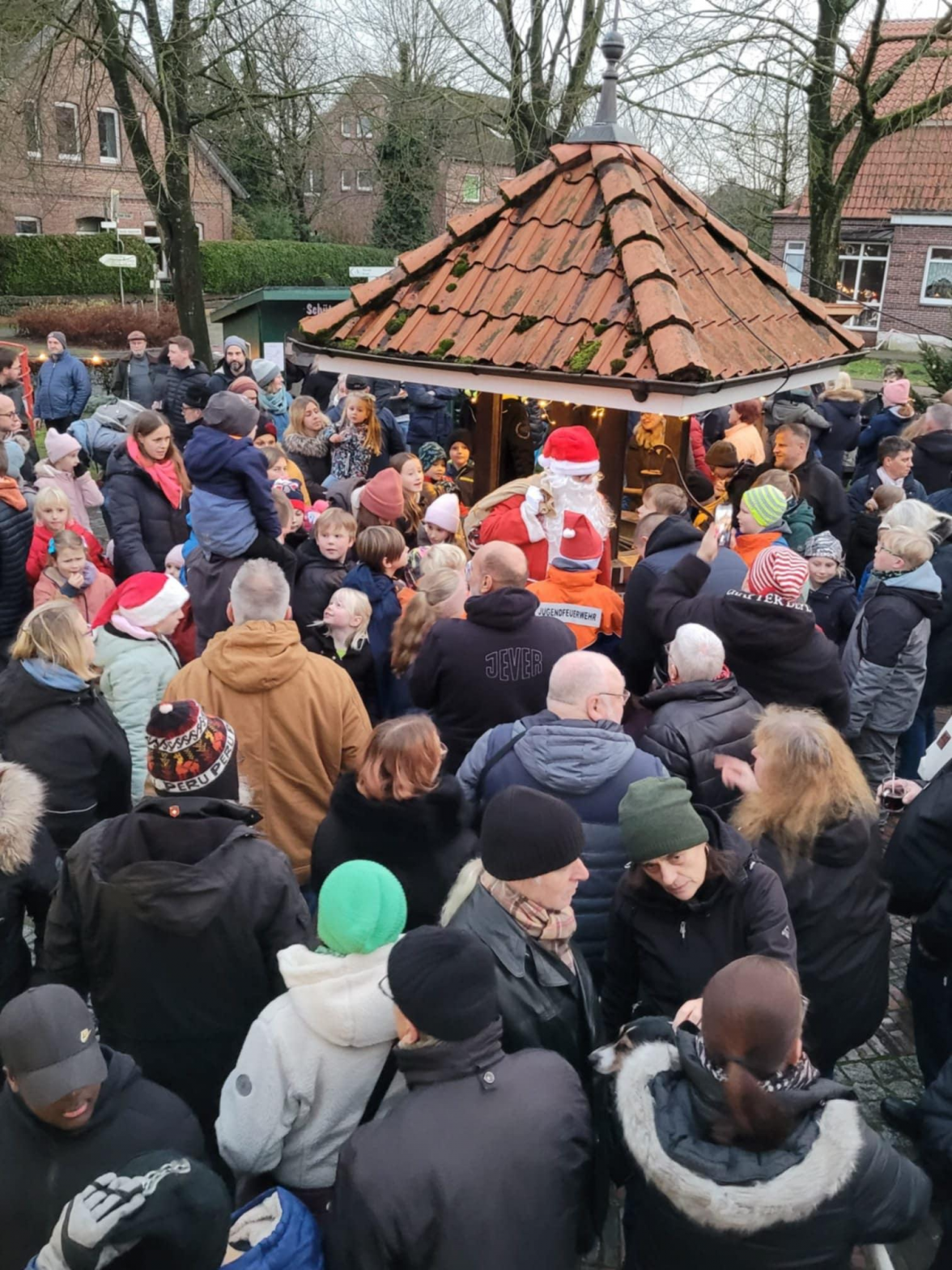 Wenn der Weihnachtsmann nach Horsten kommt, sind Klein und Groß begeistert. Bilder: Dorfgemeinschaft