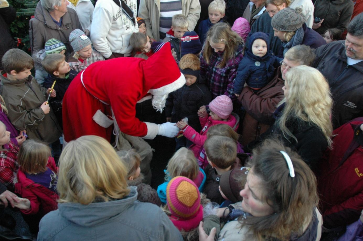 Natürlich macht auch der Weihnachtsmann in Leerhafe Station. Bild: Archiv
