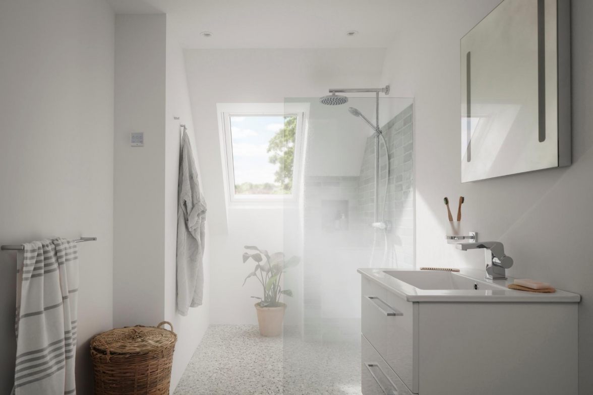 Beim Duschen wird viel Feuchtigkeit an die Raumluft abgegeben. Wird diese nicht abtransportiert, schlägt sie sich an kalten Stellen, wie etwa an Außenwänden, in der Wohnung nieder. Hier steigt in der Folge das Risiko von Schimmelbildung. Bild: Velux