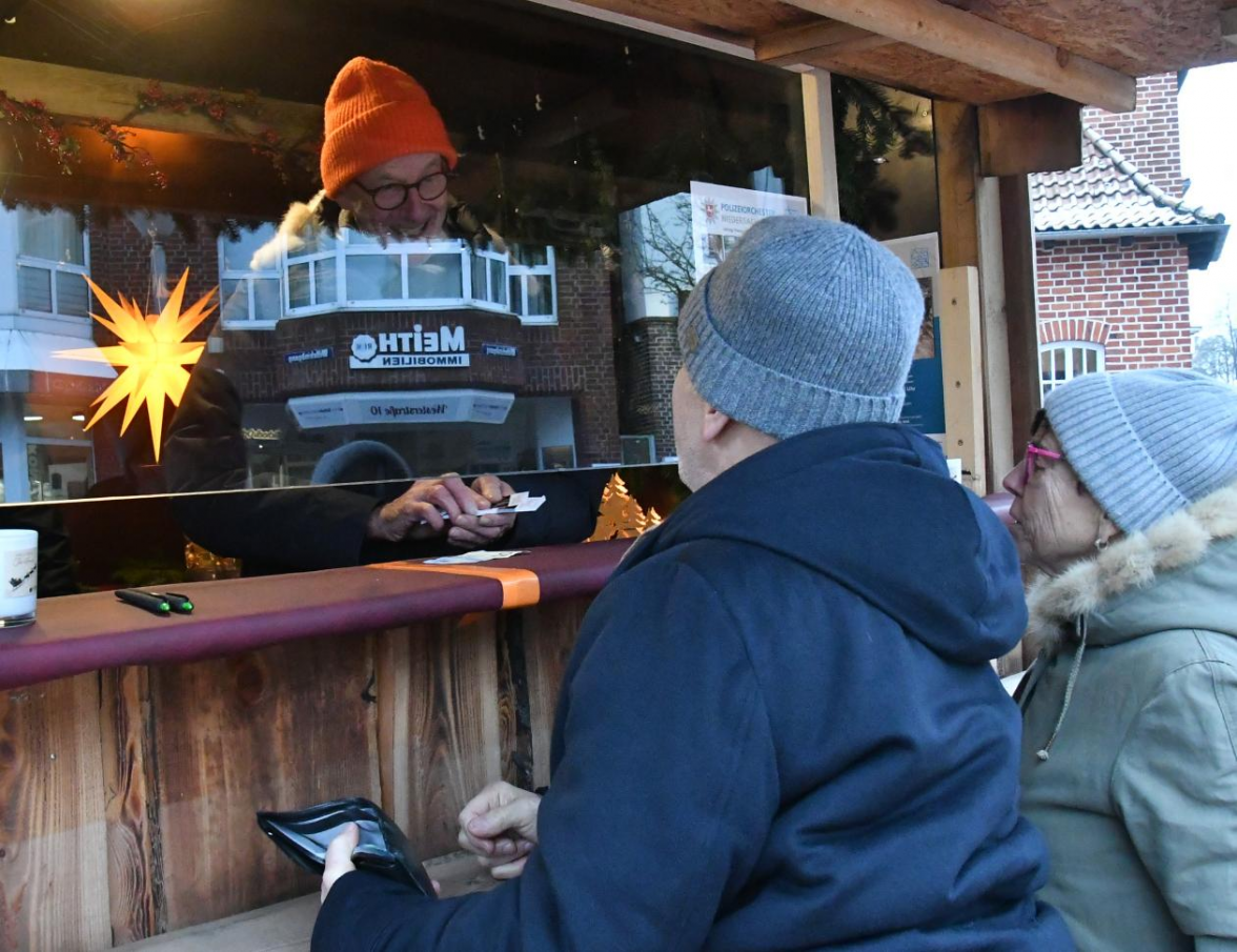 Lose für die Rotary-Weihnachtstombola können ab sofort am Stand des Rotary-Club Wildeshausen täglich von 12 bis 18 Uhr und am Wochenende bis 20 Uhr gekauft werden. Bild: Peter Kratzmann