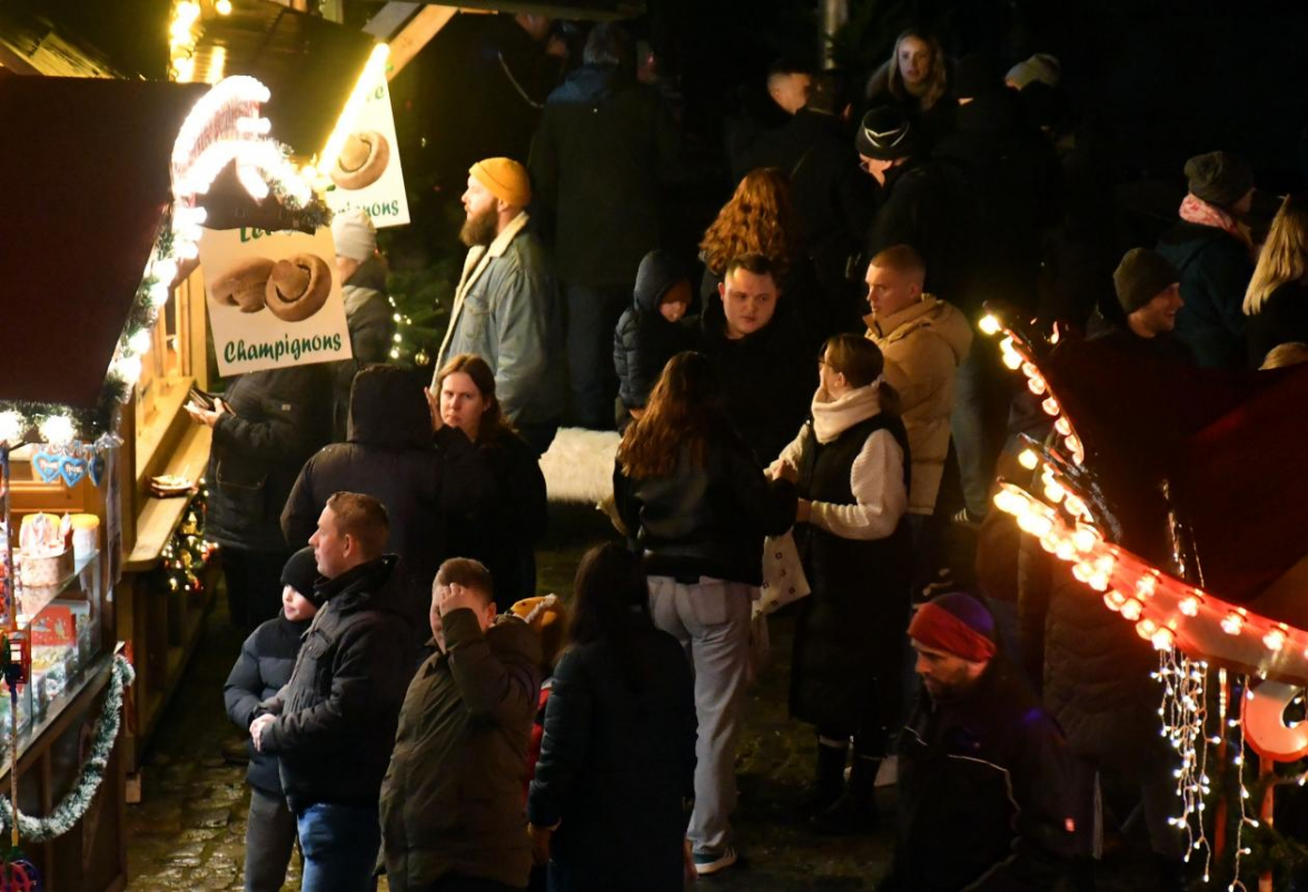 Ab 12. Dezember hat der Weihnachtsmarkt mitten in der Stadt geöffnet und ist wieder der Treffpunkt für Gäste aus nah und fern. Bild: Peter Kratzmann