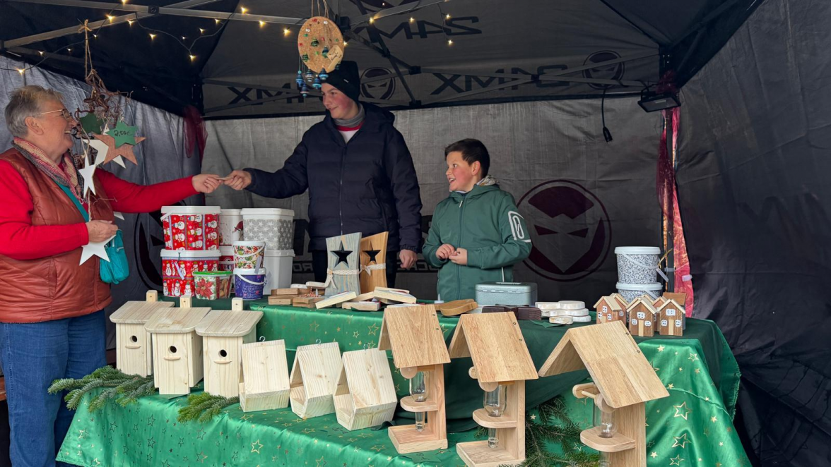 Auf dem Weihnachtsmarkt ist auch die eine oder andere selbstgemachte Geschenkidee zu finden.