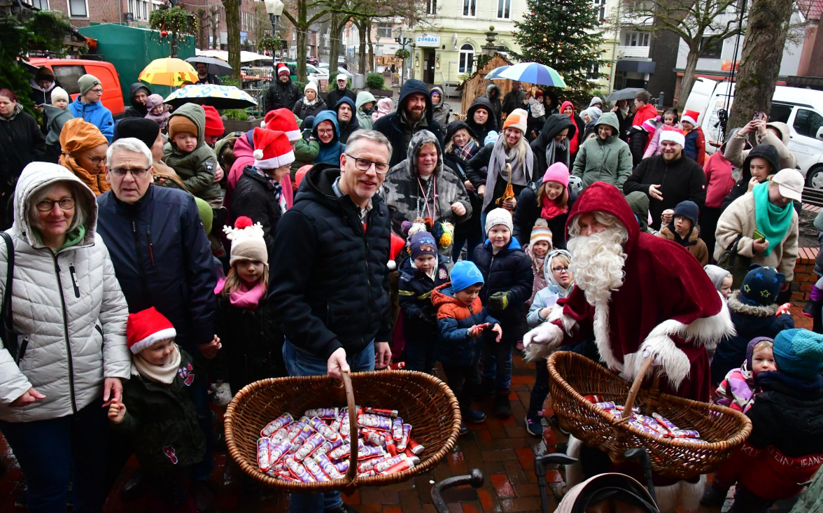 Bürgermeister Jens Kuraschinski und der Nikolaus bescherten schon einmal die Jüngsten, die sich vor dem Historischen Rathaus versammelt hatten.