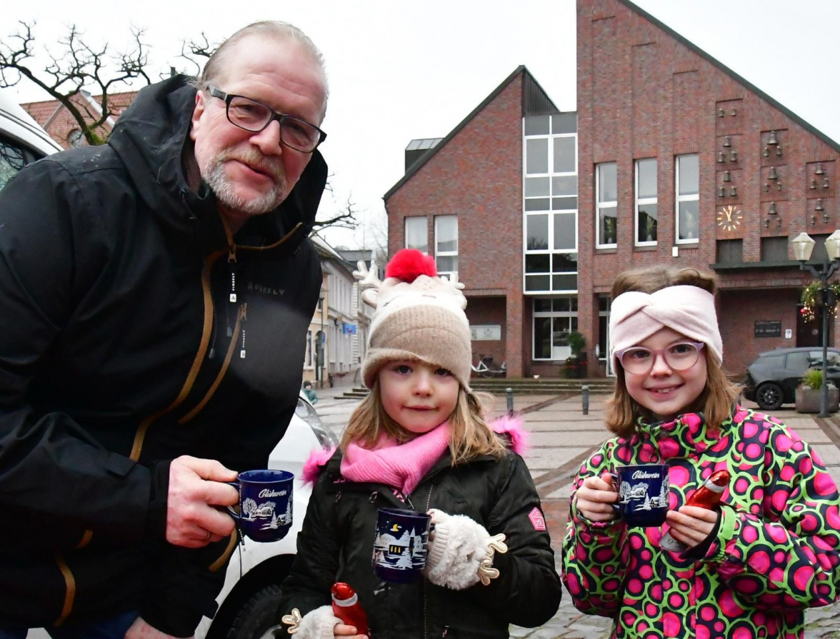 Weihnachtsmarkt-Organisator Frank Stauga zeigte ein Herz für Kinder und versorgte sie beim Empfang des Nikolaus mit heißem Kakao.