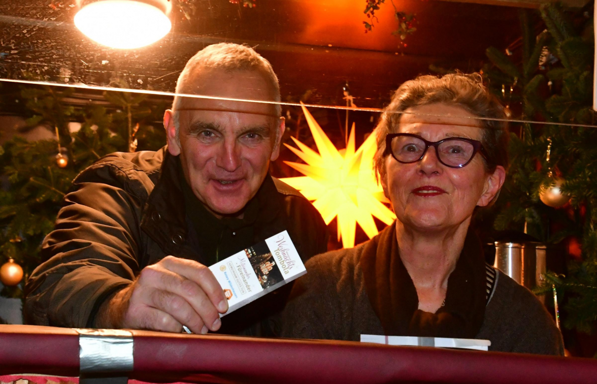 Die Weihnachtstombola hat auch Fahrt aufgenommen. In der Weihnachtsbude auf dem Marktplatz können Lose von 12 bis 18 Uhr gekauft werden. An den Wochenenden ist bis 20 Uhr geöffnet. Der amtierende Rotary-Präsident Joachim Nolte und Dr. Barbara Varnholt mischten sich unter das “Verkaufspersonal“.