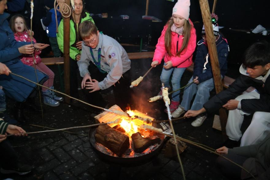 Stockbrot über dem offenen Feuer begeistert die Kinder. BILD: NWZ-Archiv
