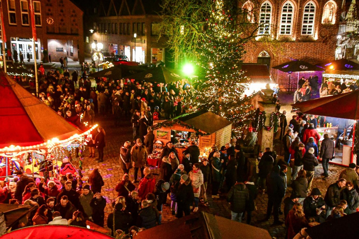 Mit einer der schönsten kleinen Weihnachtsmärkte in der Umgebung ist der Weihnachtsmarkt Wildeshausen. Foto: Peter Kratzmann