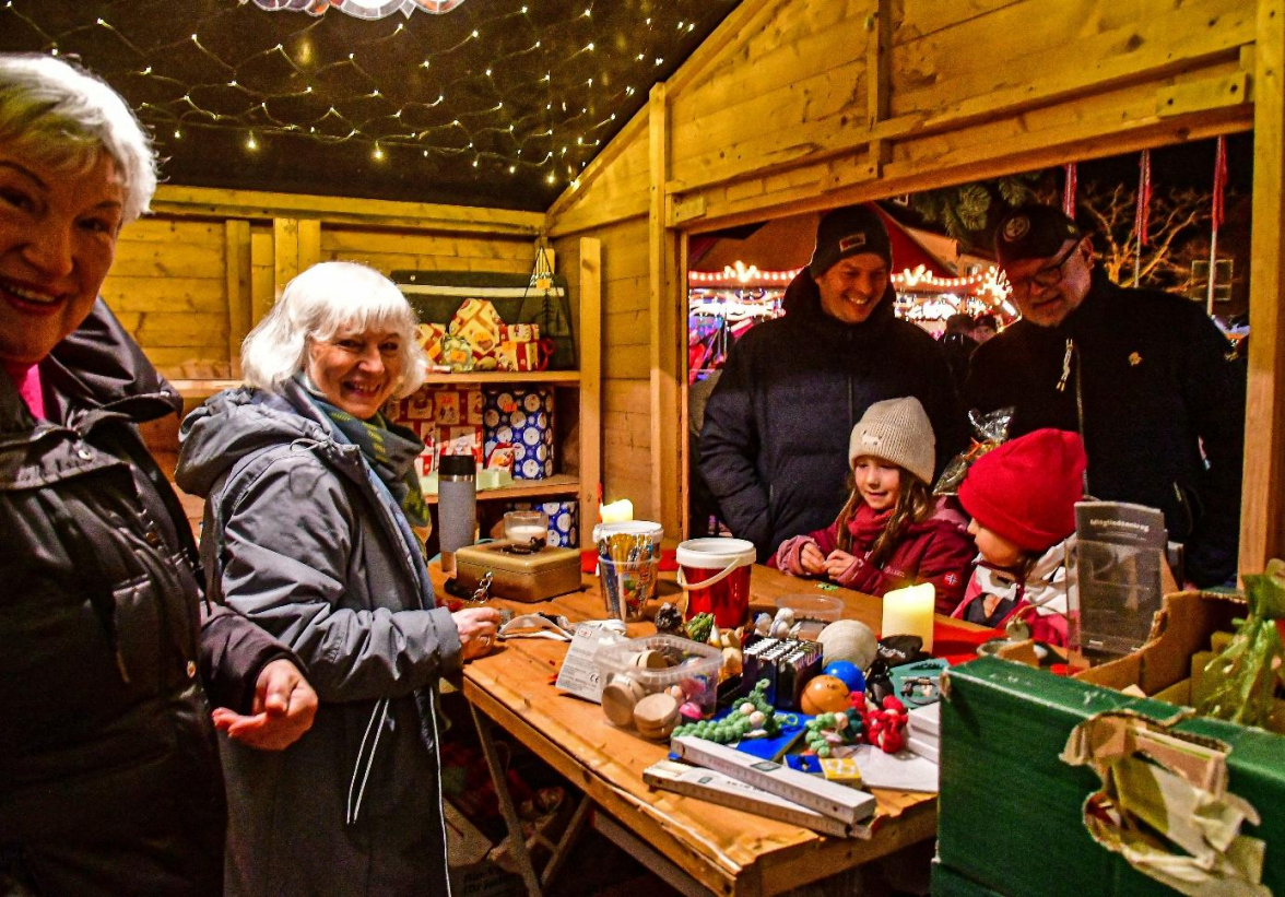 Was zu gewinnen gab es auch am Stand der Tierschutzgruppe Wildeshausen. Der Erlös aus der Tombola war für das Tierheim. Foto: Peter Kratzmann