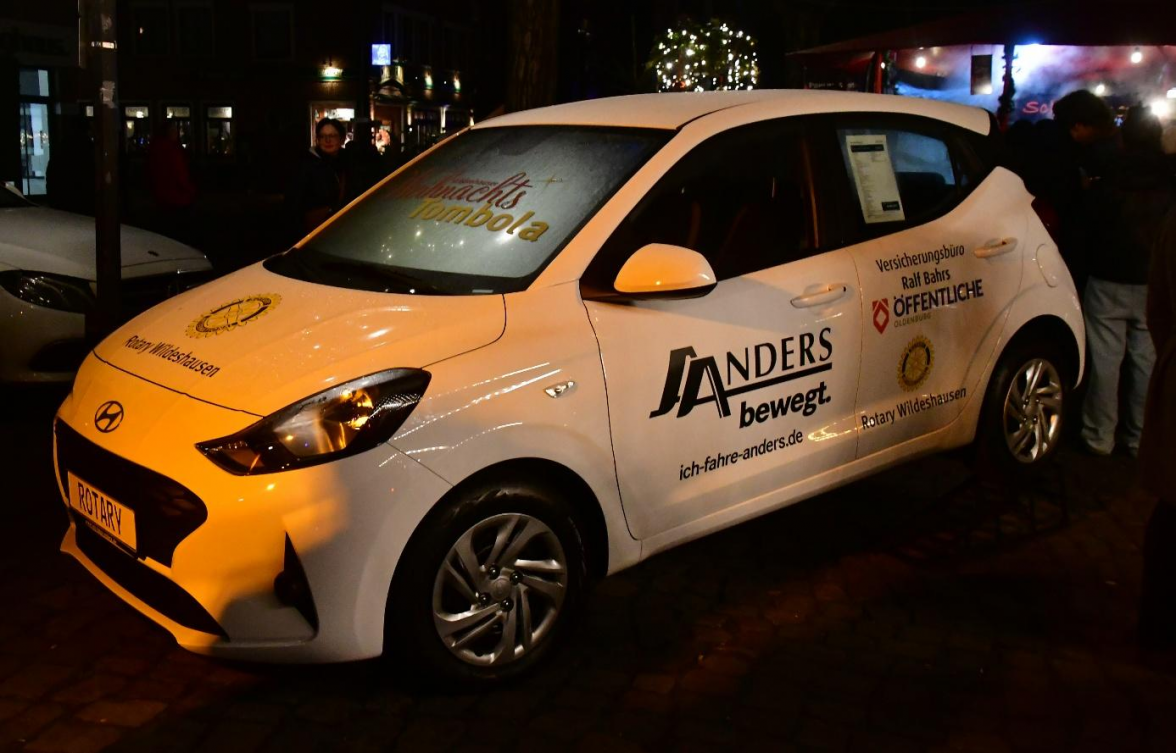 Pünktlich um 18 Uhr beginnt am Adventssonntag die Ziehung von insgesamt 65 Gewinnen im Gegenwert von über 30.000 Euro der Weihnachtstombola. Foto: Peter Kratzmann