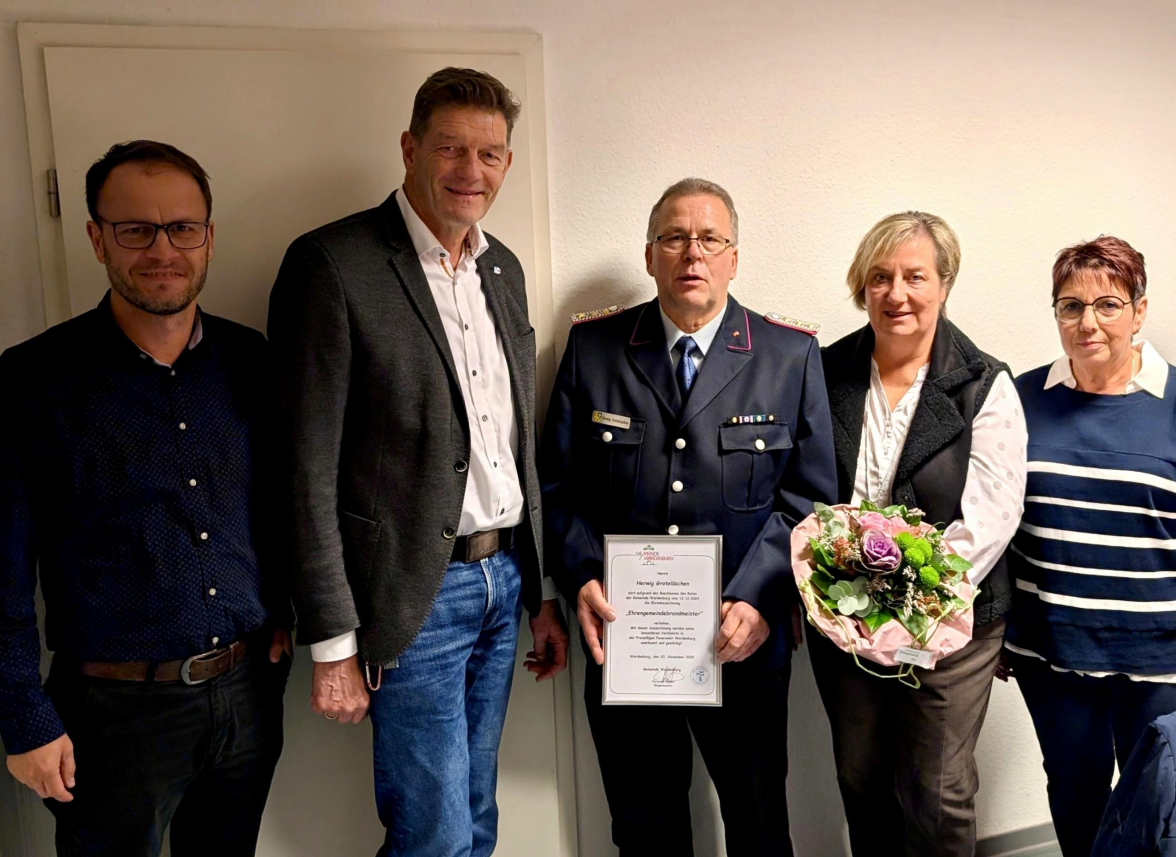 Amtsleiter Sven Wiedenfeld, Bürgermeister Christoph Reents, Herwig Grotelüschen mit Ehefrau Andrea und Feuerwehrausschuss-Vorsitzende Ada Hepner (v.l.). BILD: Gemeinde Wardenburg