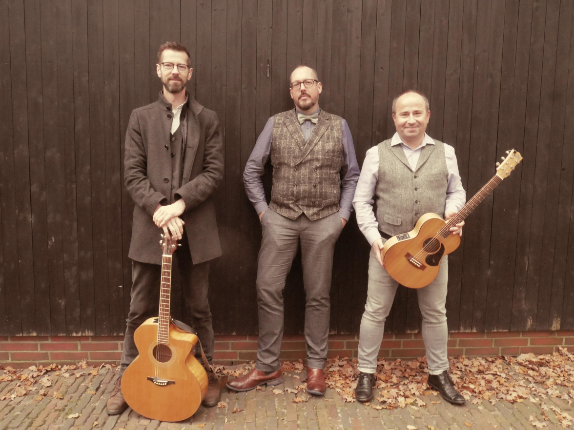 „Sabbeln, singen un sinneern“ präsentieren die drei Musiker Tammo Poppinga, Helge Lorenz und Oliver Kurth auf Platt- und Hochdeutsch mit Freunden von der „Niederdeutschen Bühne am Oldenburgischen Staatstheater“ vor. BILD: Oldenburgisches Staatstheater