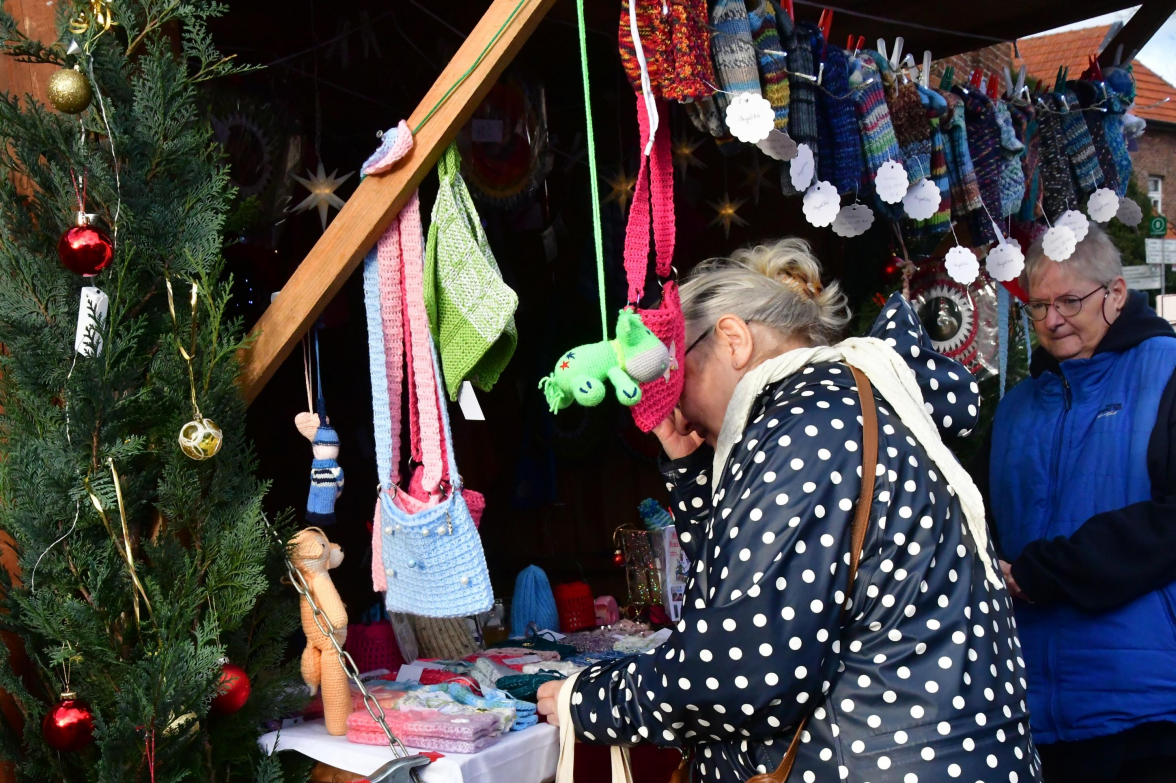 Handgestrickte Socken und viel Kunsthandwerk gab es an den Buden zu finden. BILD: Peter Kratzmann