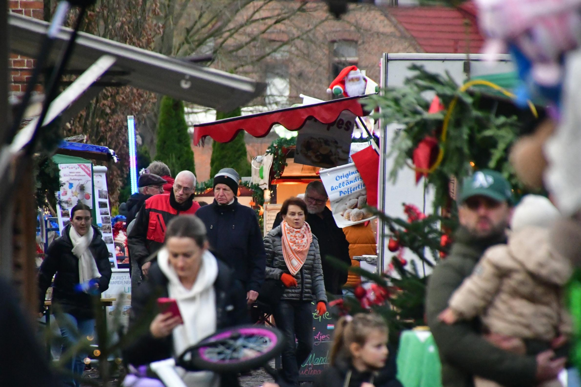 Blick auf Gasse des Marktes: Bisweilen eng wurde es beim Gang über die Weihnachtsbudenstadt in Wardenburg. BILD: Peter Kratzmann