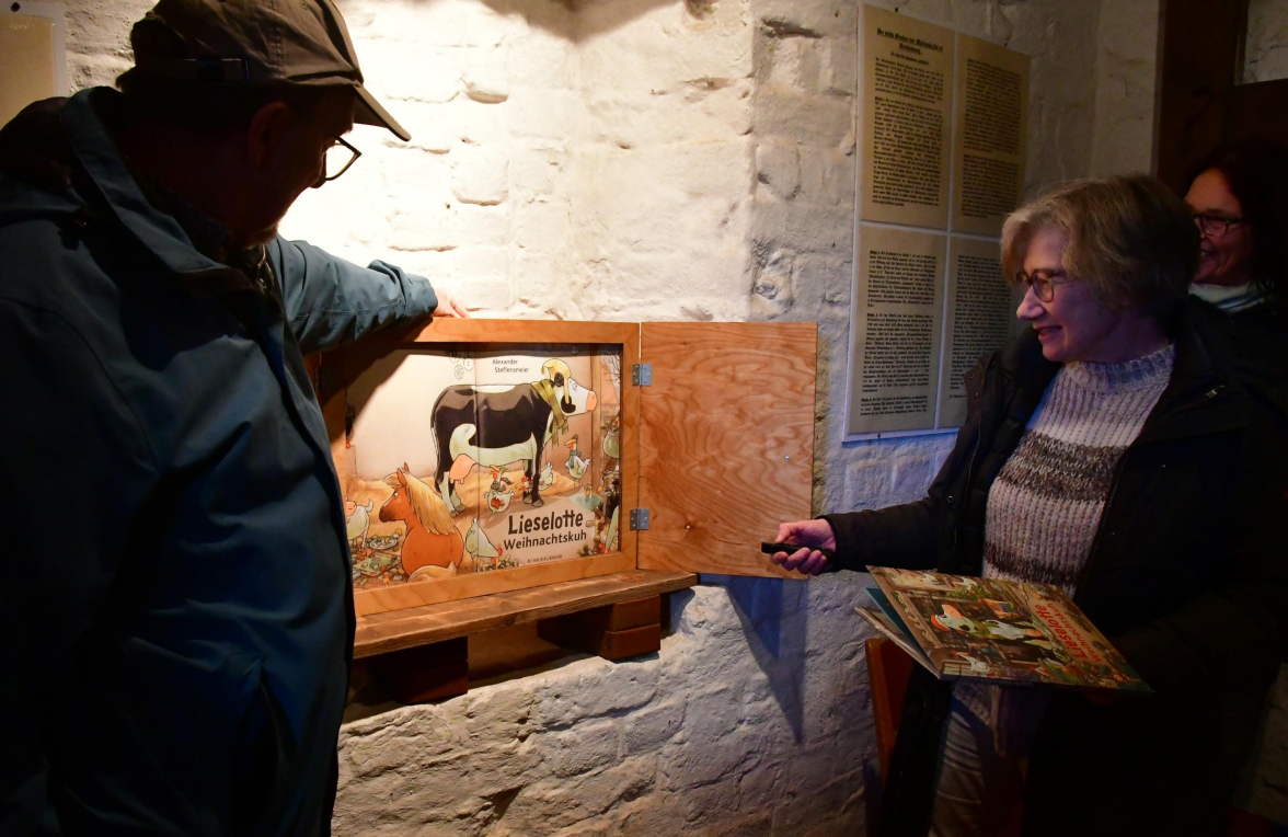 Im Glockenturm führte Anke Wille im Bilderbuchkino im Glockenturm das Stück Lieselotte, die Weihnachtkuh auf. BILD: Peter Kratzmann