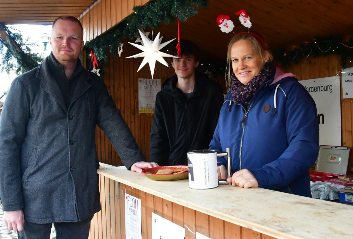 Gerne wurde bei heißem Glühwein mit Freunden geplauscht. BILD: Peter Kratzmann
