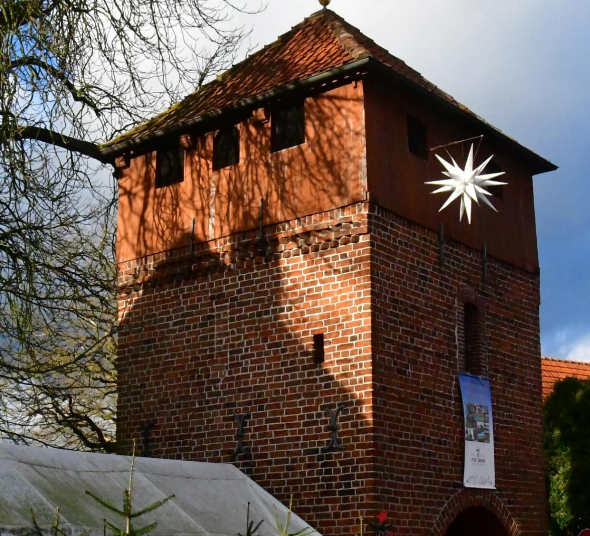 Weihnachten wird in Wardenburg in den Kirchen rund um den Wasserturm mit vielen Gottesdiensten gefeiert. BILD: Peter Kratzmann