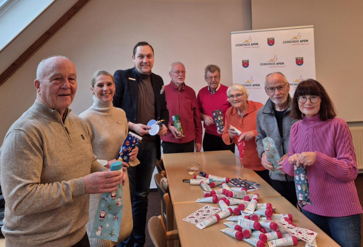 Gemeinsam wurden über 200 kleine Tüten gefüllt. Bild: Gemeinde Apen