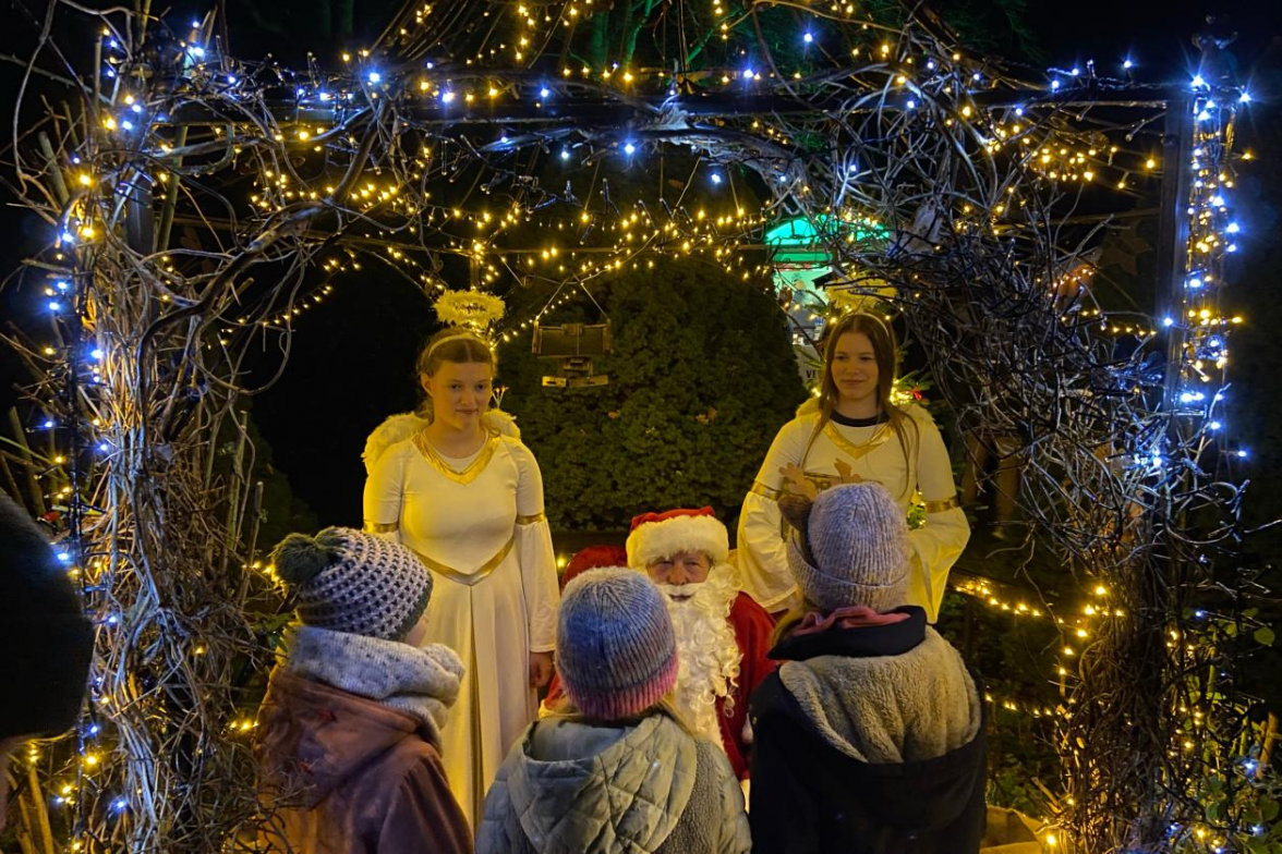 Foto: Der Nikolaus und zwei Engel: Für jedes Kind gab es eine kleine, gefüllte Tüte. Bild: OBV Ihorst
