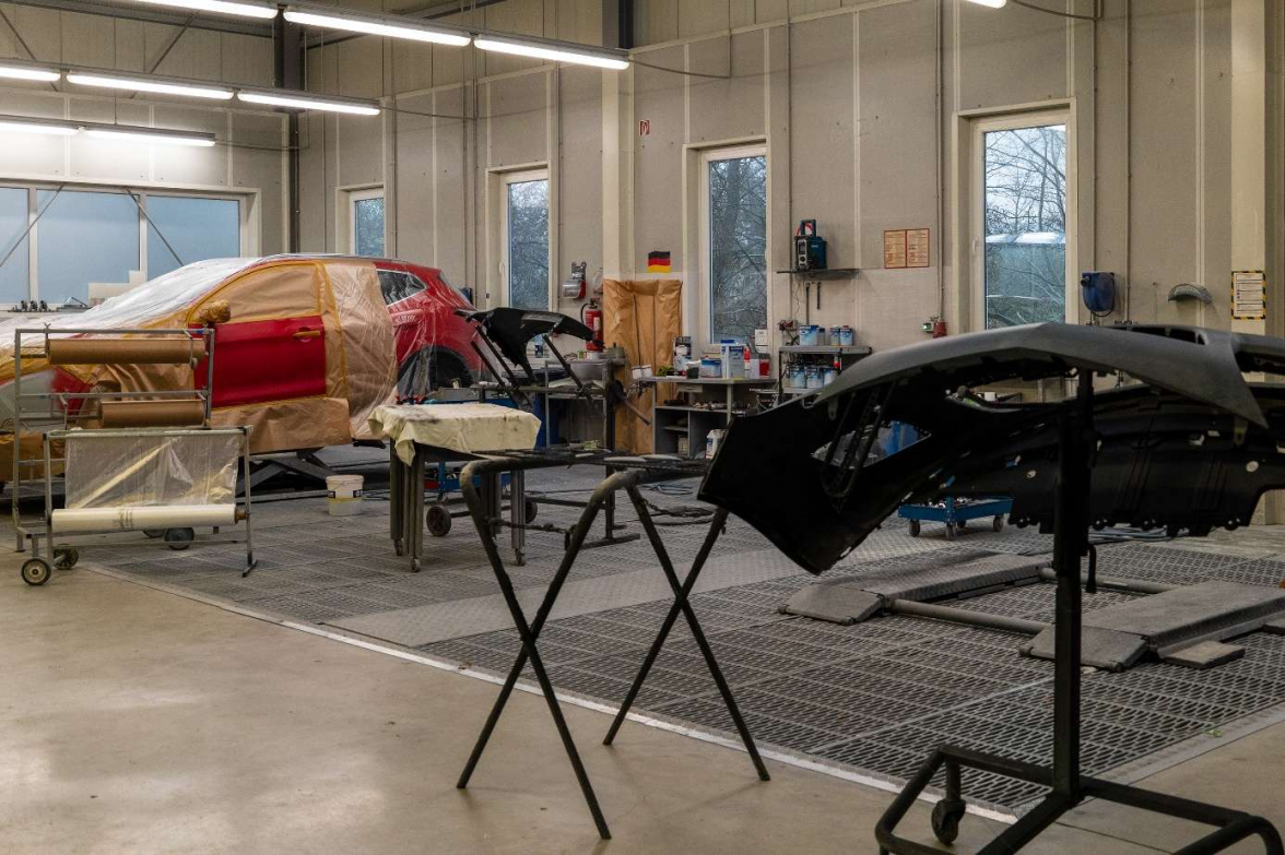 Blick in die Halle, in der die Teile und Fahrzeuge vorbereitet werden. BILD: Nicole Frischlich