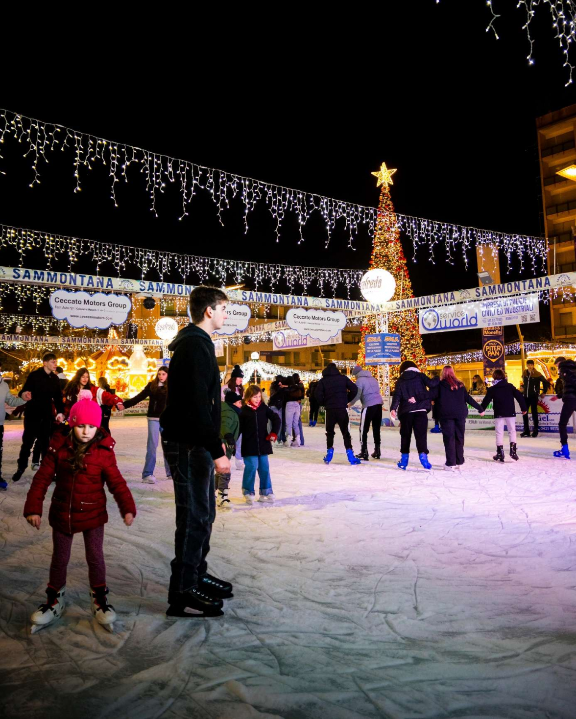 Das abwechslungsreiche Angebot richtet sich an alle Generationen. Vom traditionellen Weihnachtsmarkt über unterhaltsames Eislaufen oder eine der vielen Strandveranstaltungen: In Jesolo trifft Tradition auf Moderne. BILD: Jesolo Media House