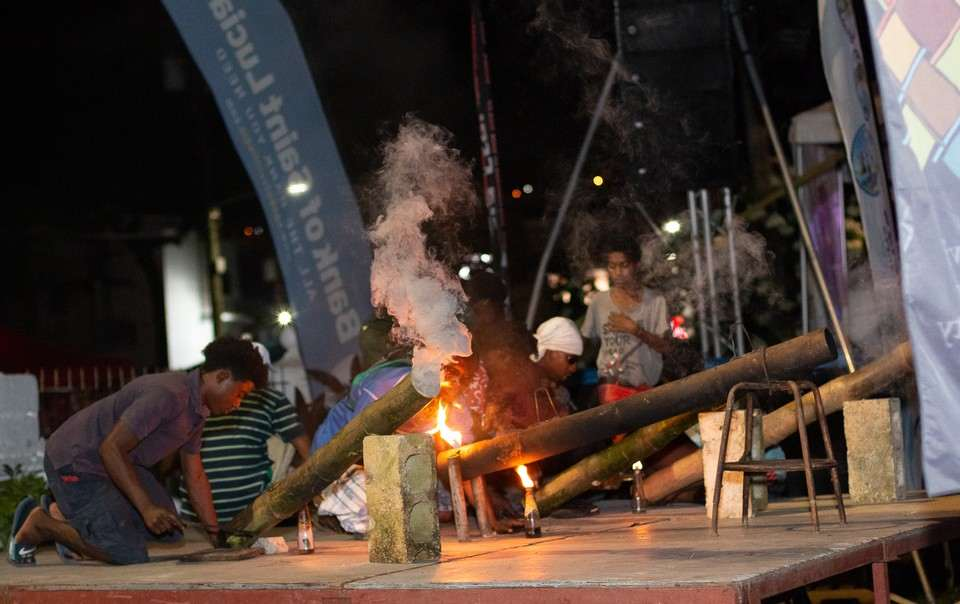 Bamboo Bursting: Der Dezember beginnt auf Saint Lucia mit einem Knall.    BILD: Saint Lucia Tourism Authority