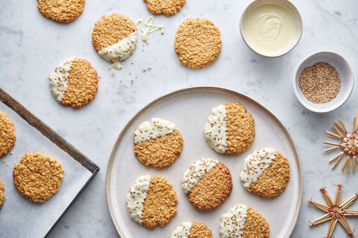 Haferflocken verleihen Weihnachtsgebäck einen gesunden Touch - wie hier den schwedischen Keksen mit Kardamom.    Foto: DJD/www.alles koerner.de