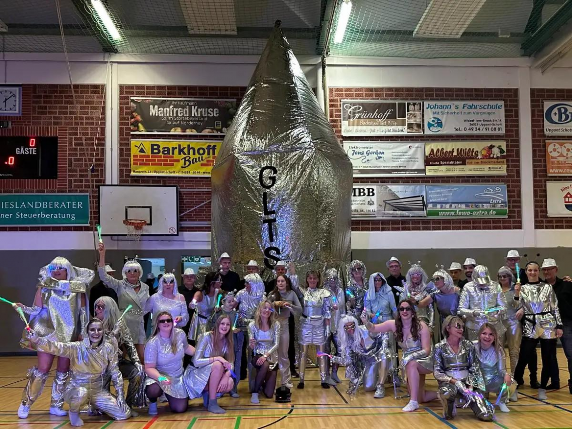 Das Brookmerland-Turnier bietet viele Schauwerte: Im vergangenen Jahr gab es zum Beispiel von "Germanys Last Topschnuppen“ eine besondere Showeinlage.    BILD:  privat