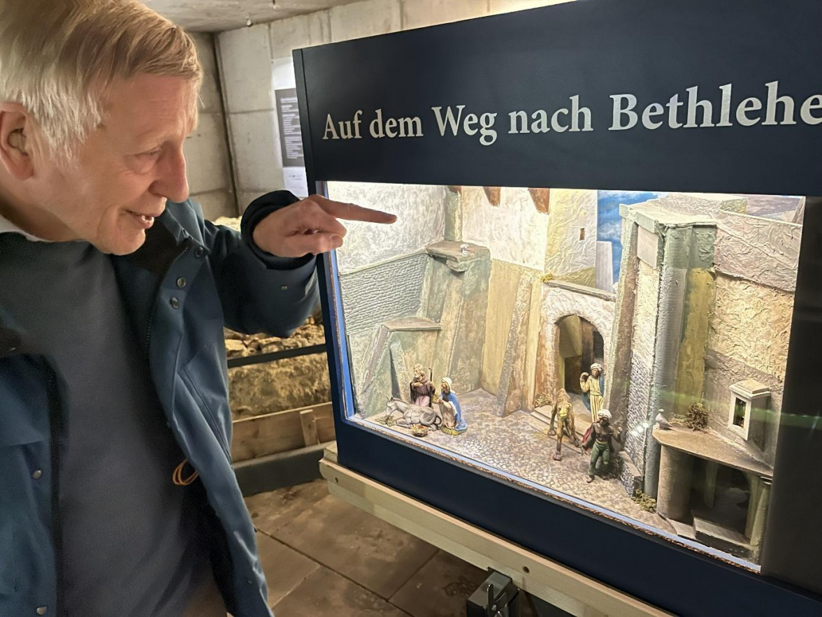 Der historische "Weihnachtsweg" zeigt in 18 seltenen Guckkästen an der Klosterstätte Ihlow die biblische Geschichte von Jesus: Bernhard Buttjer ist beeindruckt von der Detailtreue.    BILD: Günther Gerhard Meyer