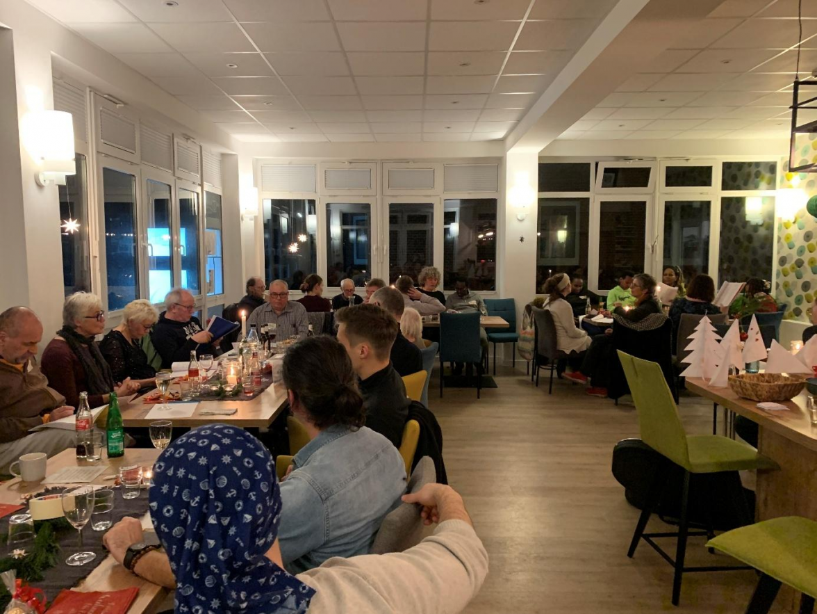 Weihnachten in Gemeinschaft verbringen: Die Freie evangelische Gemeinde (FeG) lädt seit vielen Jahren am Heiligabend zu einer besonderen  "Weihnachtsfeier für alle" ein.   BILD: FeG