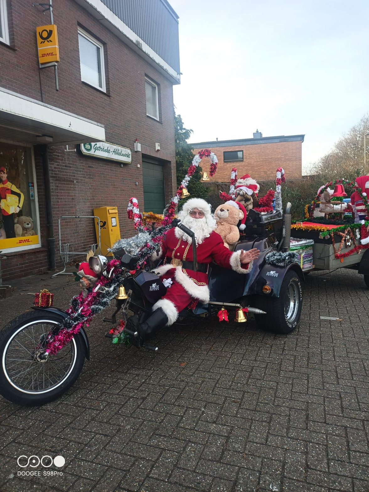 Das weihnachtlich geschmückte Trike mit Klaus Niemeyer als Nikolaus ist bei den Kindern sehr beliebt. Bild: privat