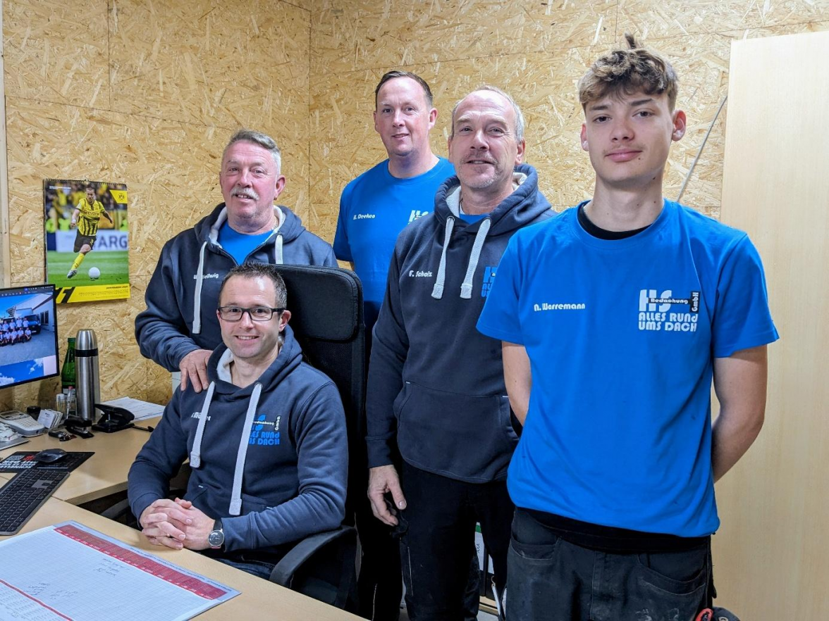 Die beiden„Neuen“ mit den drei Geschäftsführern: (v.l.) Carsten Müller (sitzend, Büro), Freddy Scholz (GF), Heiner Deeken (GF), Wolfgang Hellwig (GF) und Azubi Nick Warremann. Bild: Walburg Dittrich