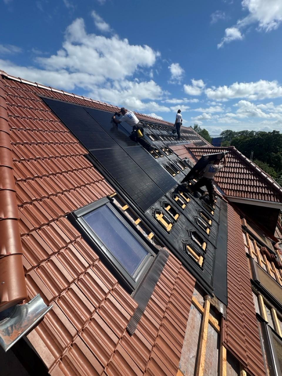 Der Bau von PV-Anlagen gehört zum Leistungsspektrum des Dachdeckerbetriebs und ist sozusagen„Tagesgeschäft“. Bild: HS Bedachung