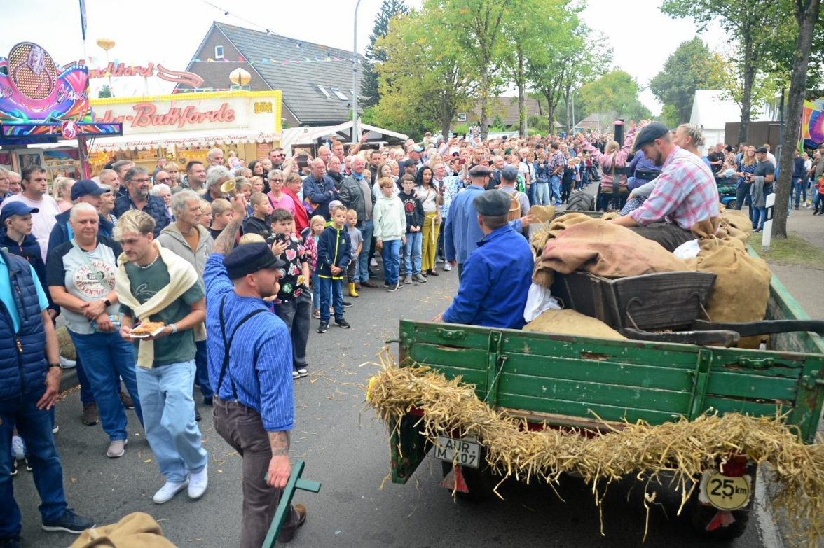 Blick in die Vergangenheit: Viele Besucher ließen sich bei den Münkeboer Festtagen den Festkorso unter dem Motto „, Utstürven Arbeiden“ nicht entgehen. BILD: Tebben-Willgrubs