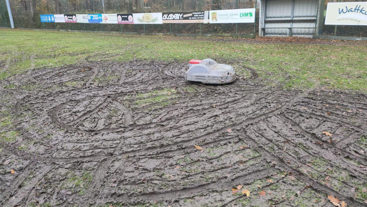 Wenn die Technik nicht mitspielt: Ein Mähroboter fräste die Rasenfläche auf dem Fußballplatz der SG Egels-Popens und verursachte einen großen Schaden. BILD: privat