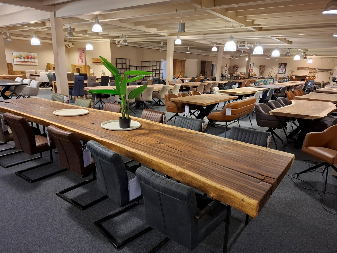 Eine Auswahl an Tischen, die ihresgleichen sucht. Bild: Hildburg Brunken