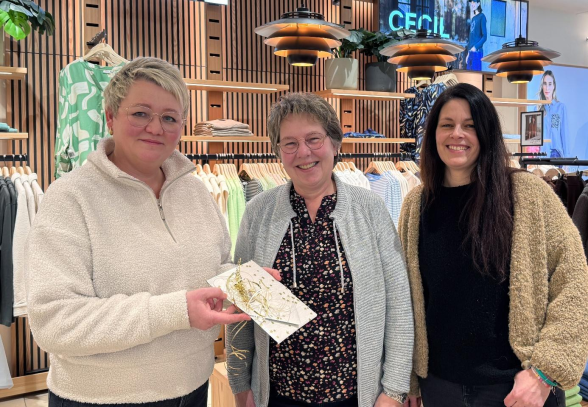Lilija Koslow überreichte den Hauptgewinn von Trend Store Moden in Wildeshausen an Frauke Peper aus Heinefelde. Zum Gutschein über 700 Euro gratulierte auch Mediaberaterin Sabrina Menz. Nun hat die Gewinnerin die Wahl der Qual im riesigen Sortiment des Mode Hauses.   Bild: Peter Kratzmann