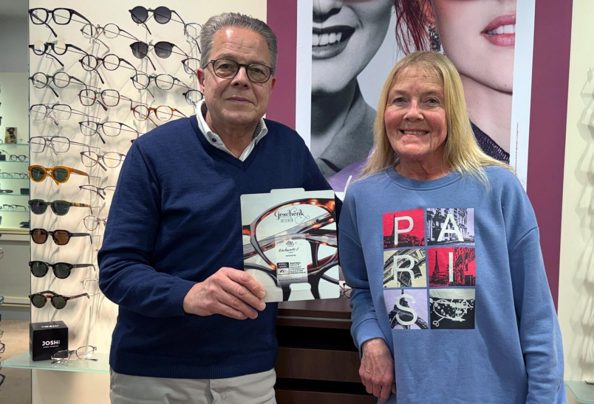 Ahlke Reuter aus Wüsting konnte den 6. Gewinn, ebenfalls ein Gutschein über 100 Euro entgegennehmen. Jörg Riedel von "Riedel Sehen“ überreichte den Gutschein für die freie Auswahl aus dem Sortiment. Schon einmal hatte die Wüstingerin Glück. Sie gewann beim NWZ-Bilderrätsel.   Bild: Peter Kratzmann