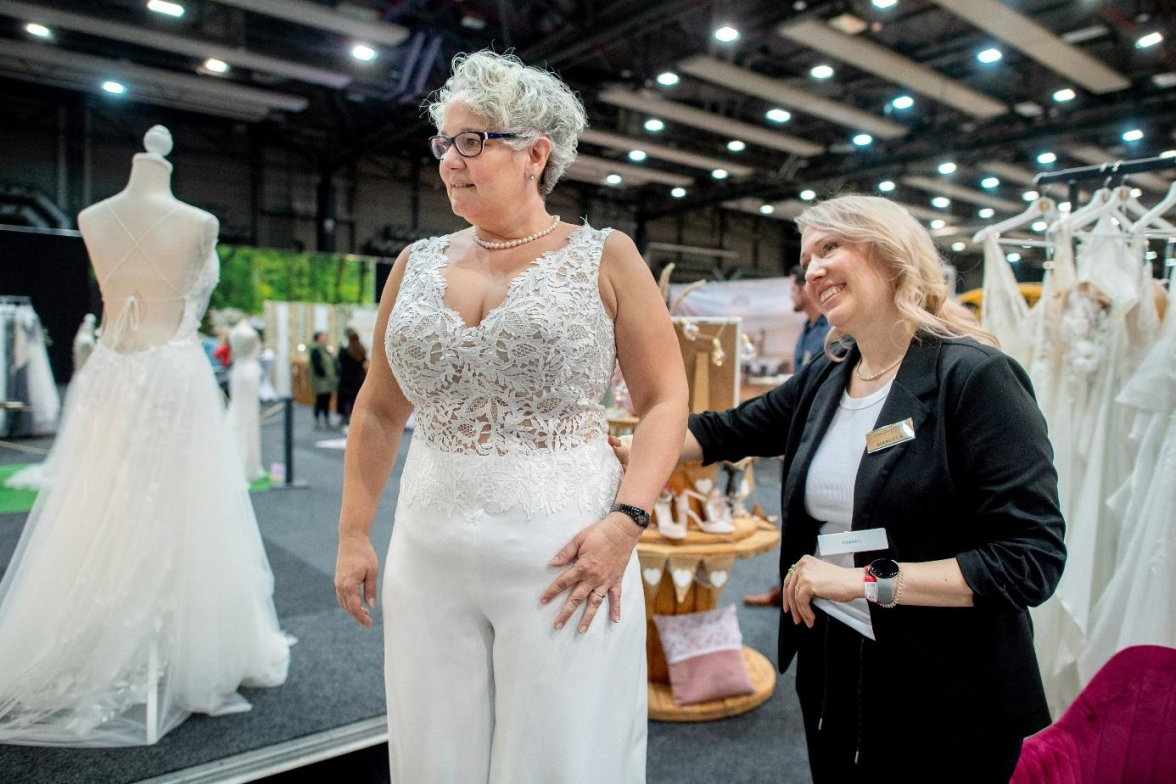 Von klassischen Kleidern bis eleganten Zweiteilern findet jede Braut das passende Outfit.