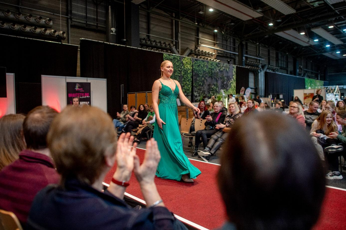 Neben Brautmode bietet die Messe auch Inspiration für Abendmode.