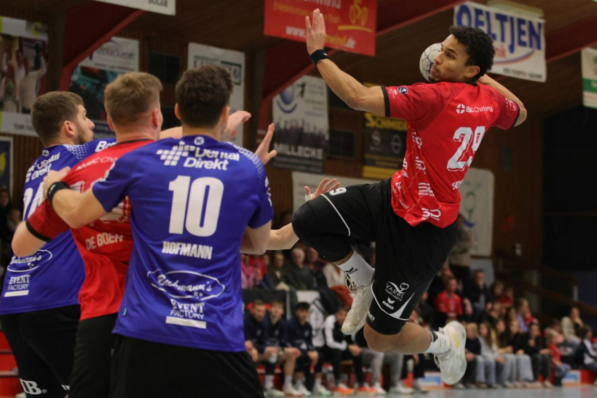 Ist derzeit mit 78 Treffern der torgefährlichste Angreifer des Handball-Drittligisten HSG Varel: Joel Hoppe (mit Ball). Bild: Piet Meyer