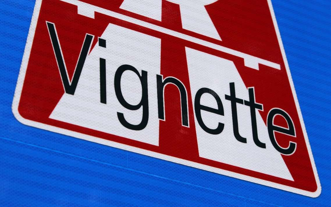 Autobahnen und Schnellstraßen in Österreich sind größtenteils mautpflichtig. In diesem Jahr wird sie das letzte Mal als Klebevignette angeboten. BILD: dpa-Themendienst