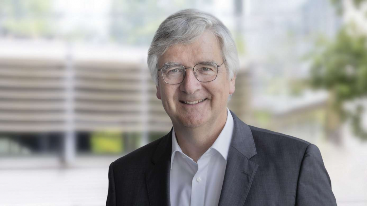 „Ein neues Gelenk ist kein Reifenwechsel, eine leichtfertige, vorschnelle Indikationsstellung zum Gelenkersatz ist unverantwortlich. Lassen Sie jede Empfehlung zum Gelenkersatz von einem weiteren Experten überprüfen, der auch die konservative Behandlung beherrscht“, empfiehlt Professor Joachim Grifka. Foto: medizin.report