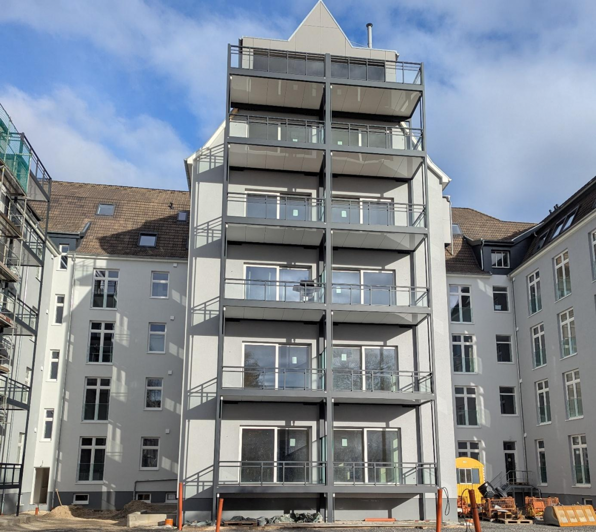 Die Öffnung des Gebäudes nach Süden mit großen Fenstern und Balkonen schafft ganz neue, zum Teil spektakuläre Perspektiven für die Bewohner. Bild: Sandhorst