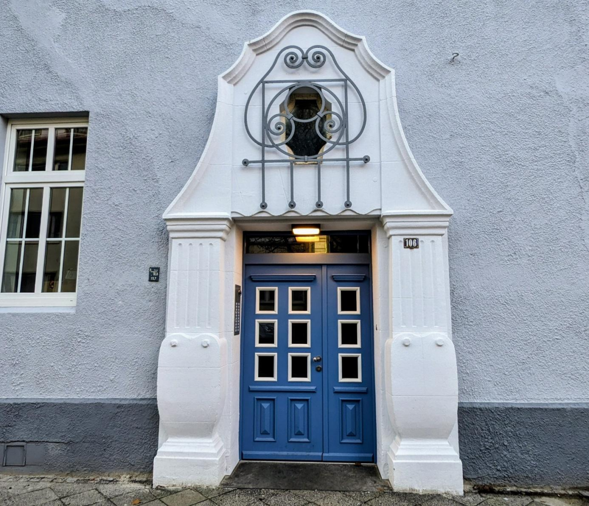 Nicht nur die beiden Hauseingänge sind ebenerdig, auch alle Wohnungen sind schwellenund stufenlos. Zwei Fahrstühle sorgen für absolute Barrierefreiheit. Bild: Walburg Dittrich