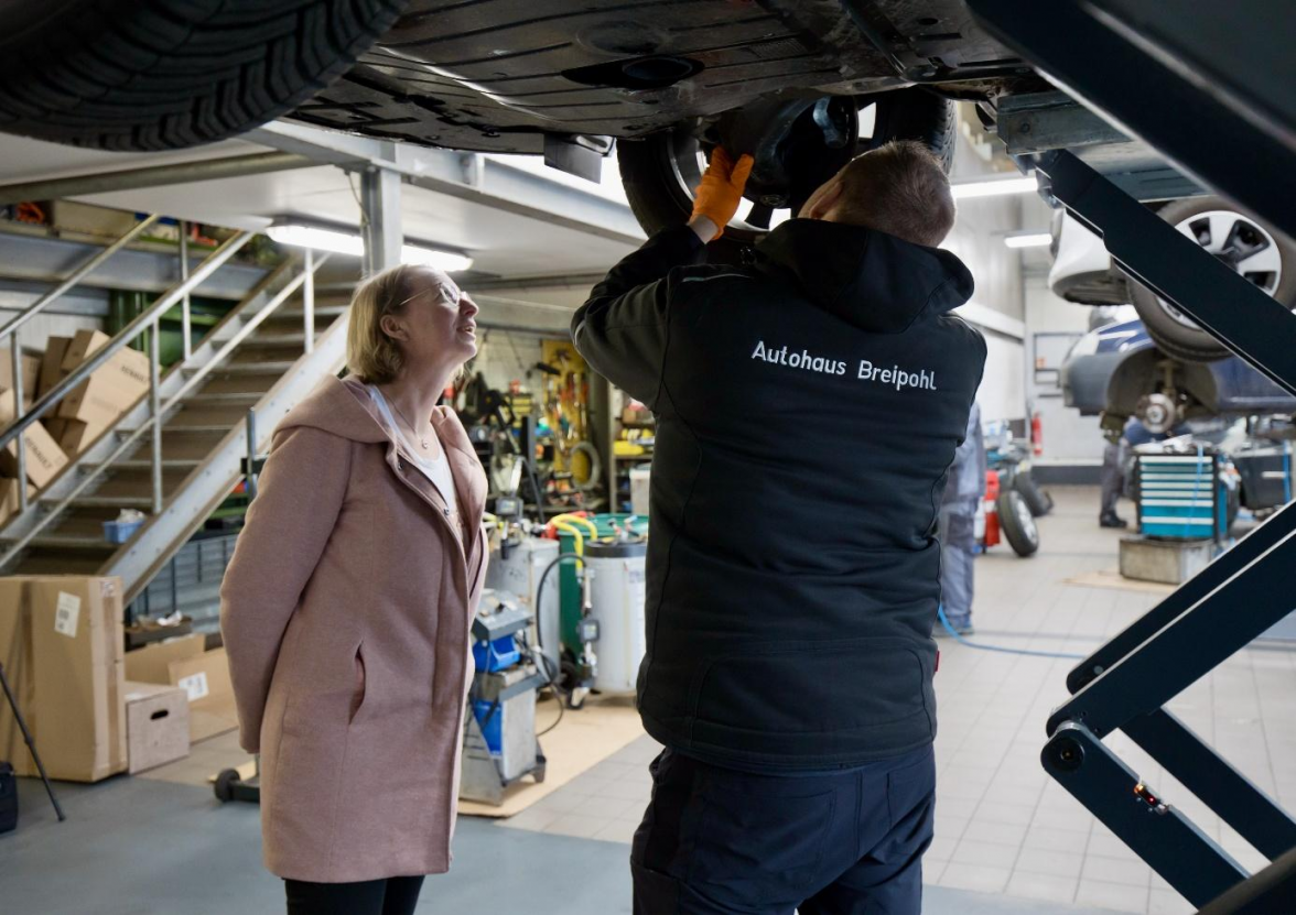 Von der regelmäßigen Wartung bis zur professionellen Instandsetzung nach einem Unfall: Das kompetente und zuverlässige Team ist stets zur Stelle. Bild: Breipohl