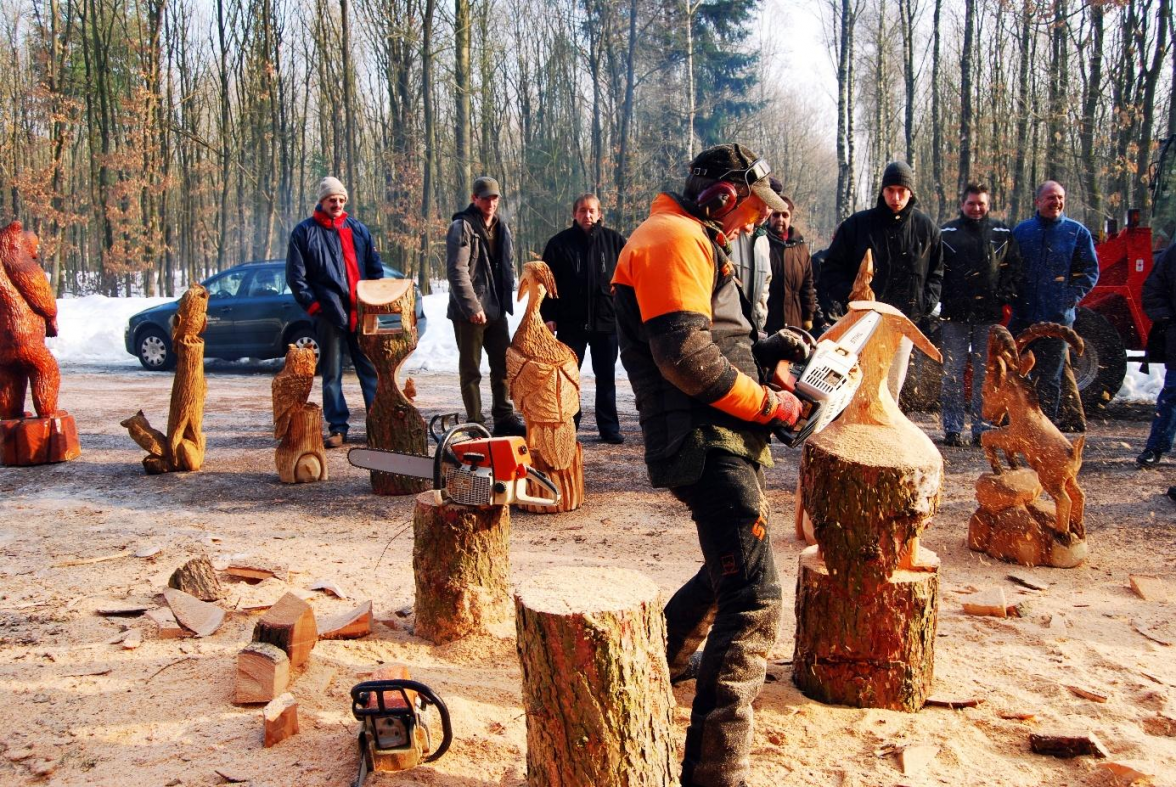 In diesem Jahr gestaltet Thomas Götze beeindruckende Skulpturen aus Holz.   Bild: NWZ-Archiv